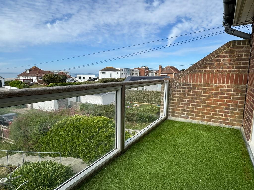 Flat Bembridge Drive in Hayling Island