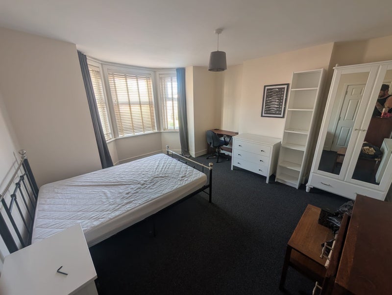 Room Mansfield Road in Poole
