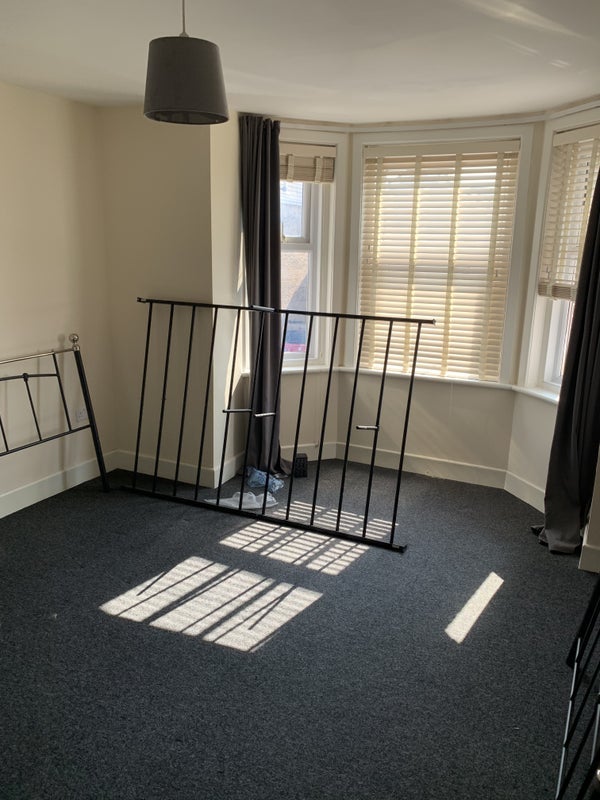 Room Mansfield Road in Poole