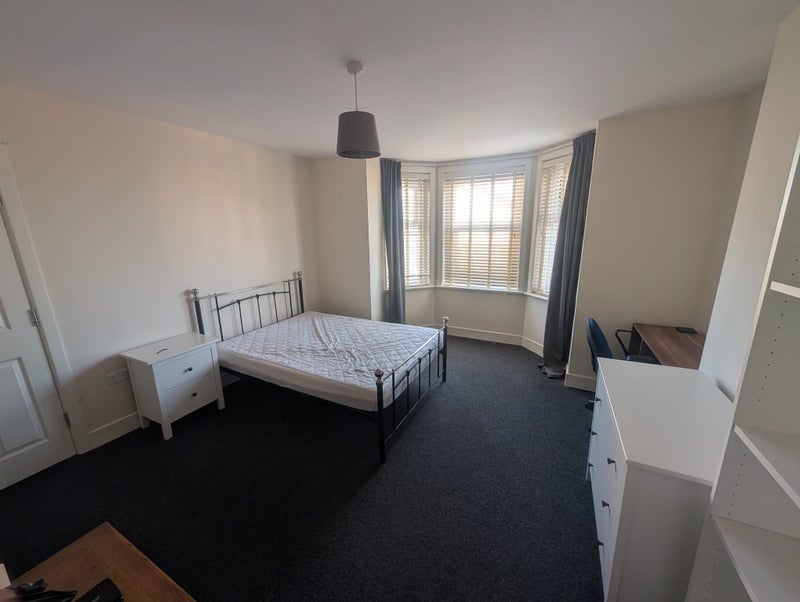 Room Mansfield Road in Poole