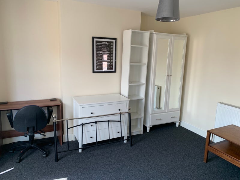 Room Mansfield Road in Poole