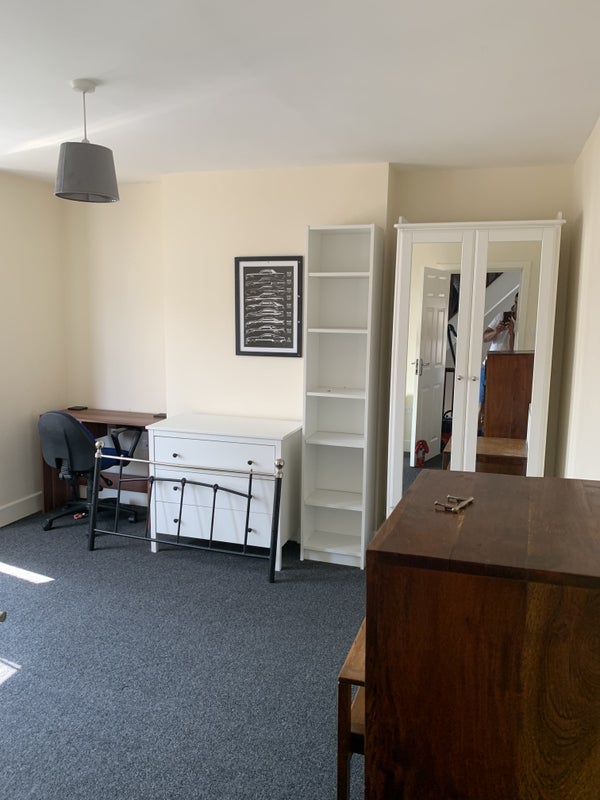 Room Mansfield Road in Poole