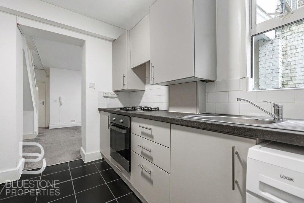 Flat Lawrence Road in Greater London