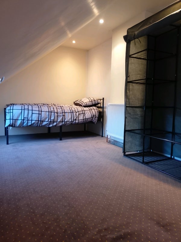Room Glebe Crescent in Witham