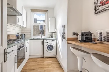 Flat Cadmus Close in Greater London