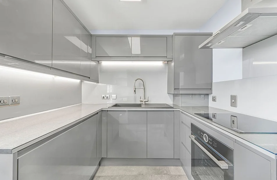 Flat Drakefell Road in Greater London