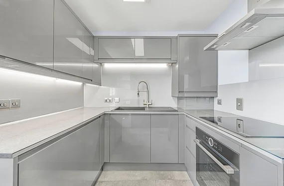 Flat Drakefell Road in Greater London
