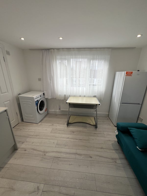 Room Buller Road in Greater London