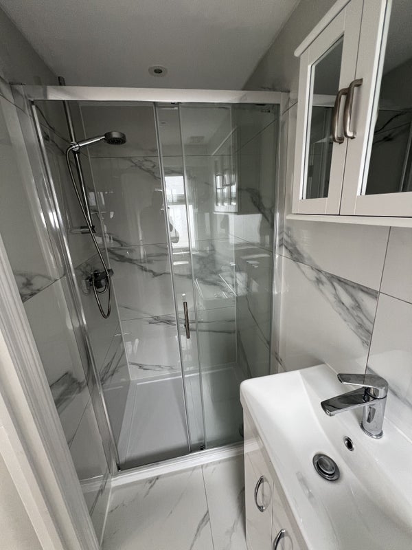 Room Buller Road in Greater London