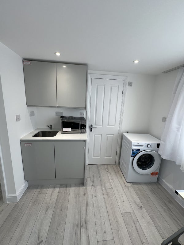 Room Buller Road in Greater London