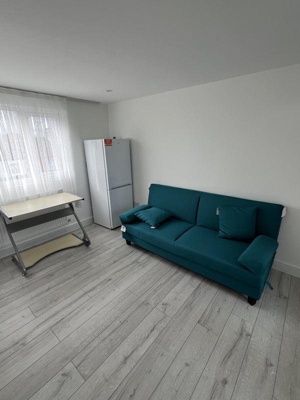 Room Buller Road in Greater London