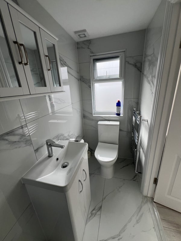 Room Buller Road in Greater London