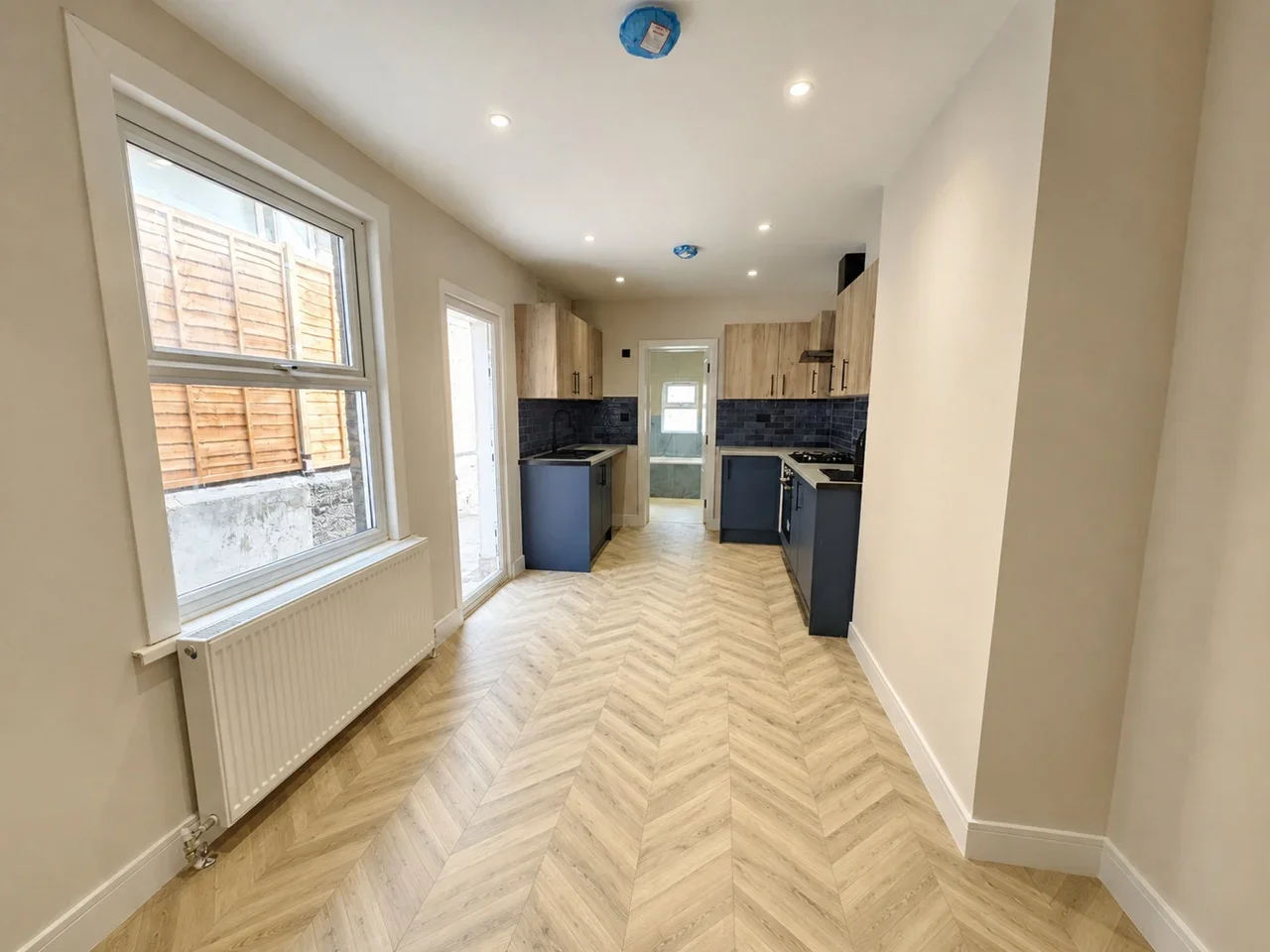 Flat Whitehorse Lane in Greater London