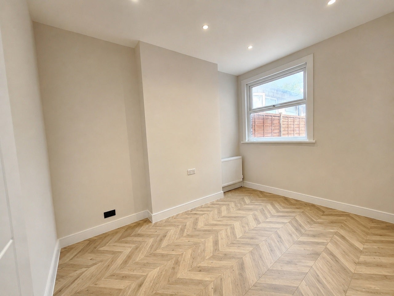 Flat Whitehorse Lane in Greater London