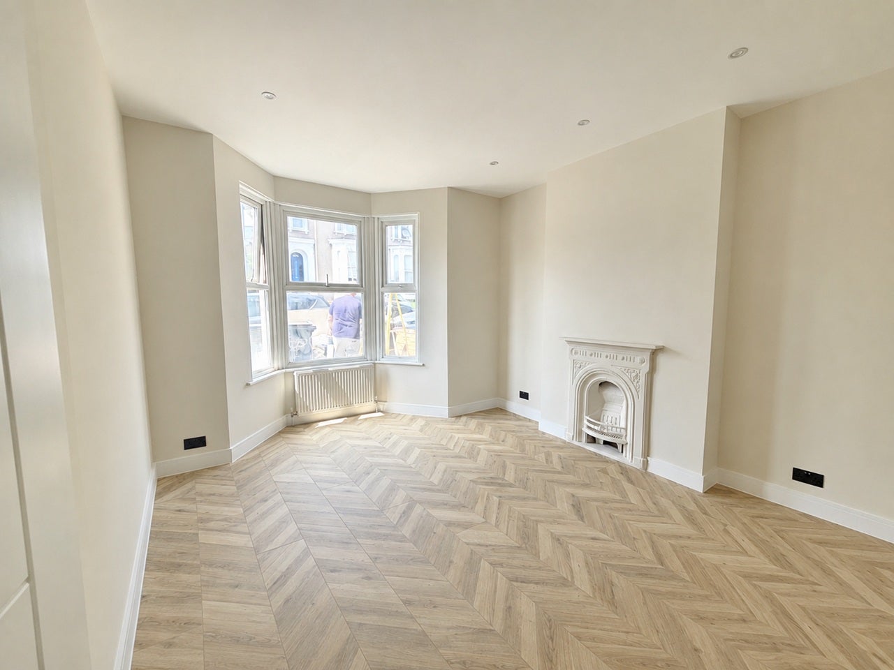 Flat Whitehorse Lane in Greater London