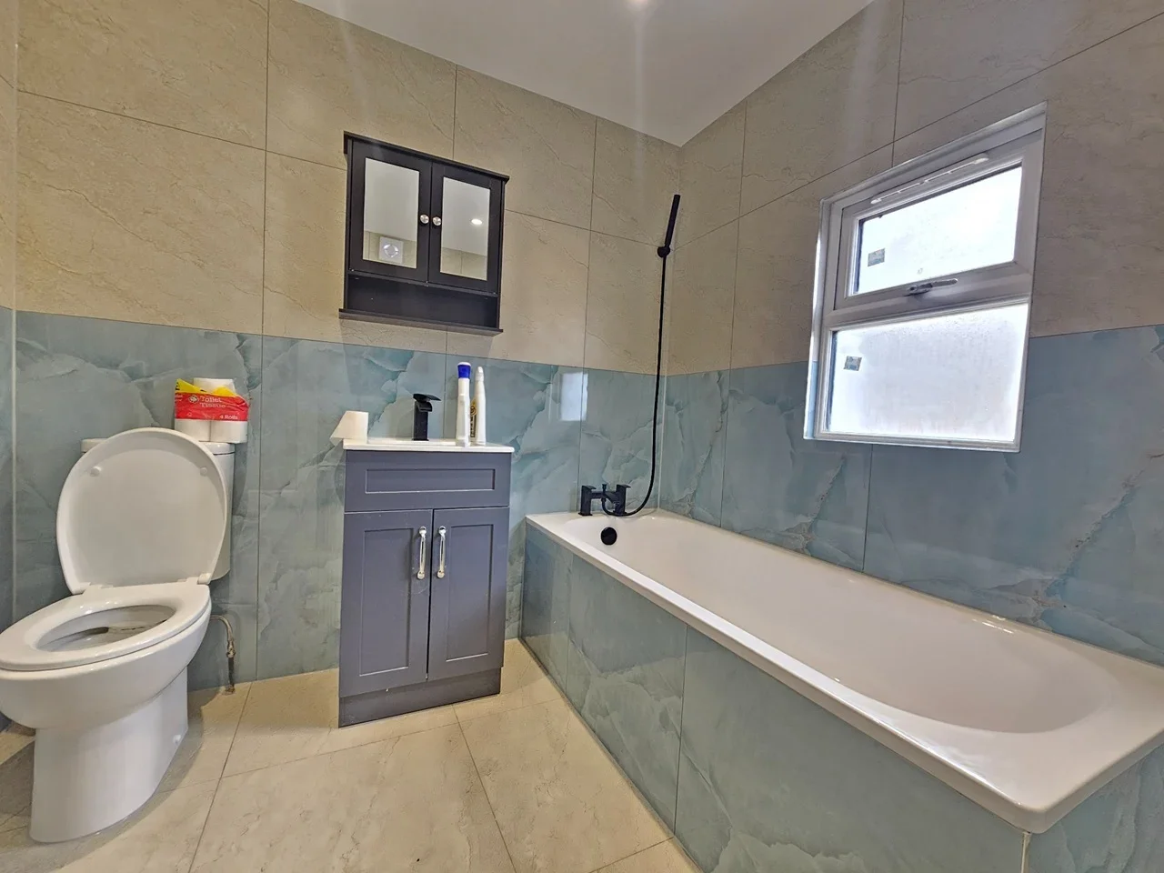 Flat Whitehorse Lane in Greater London