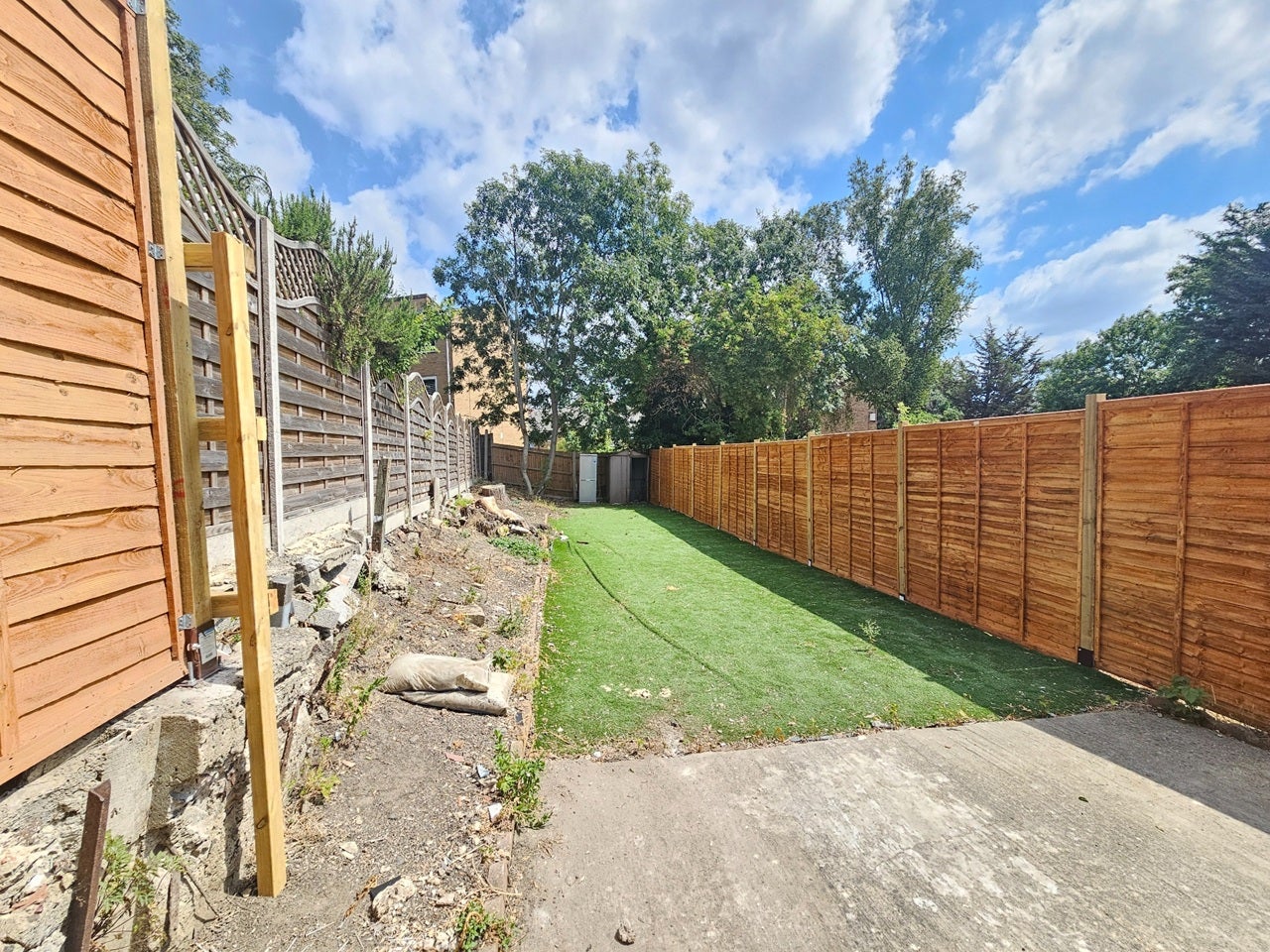 Flat Whitehorse Lane in Greater London