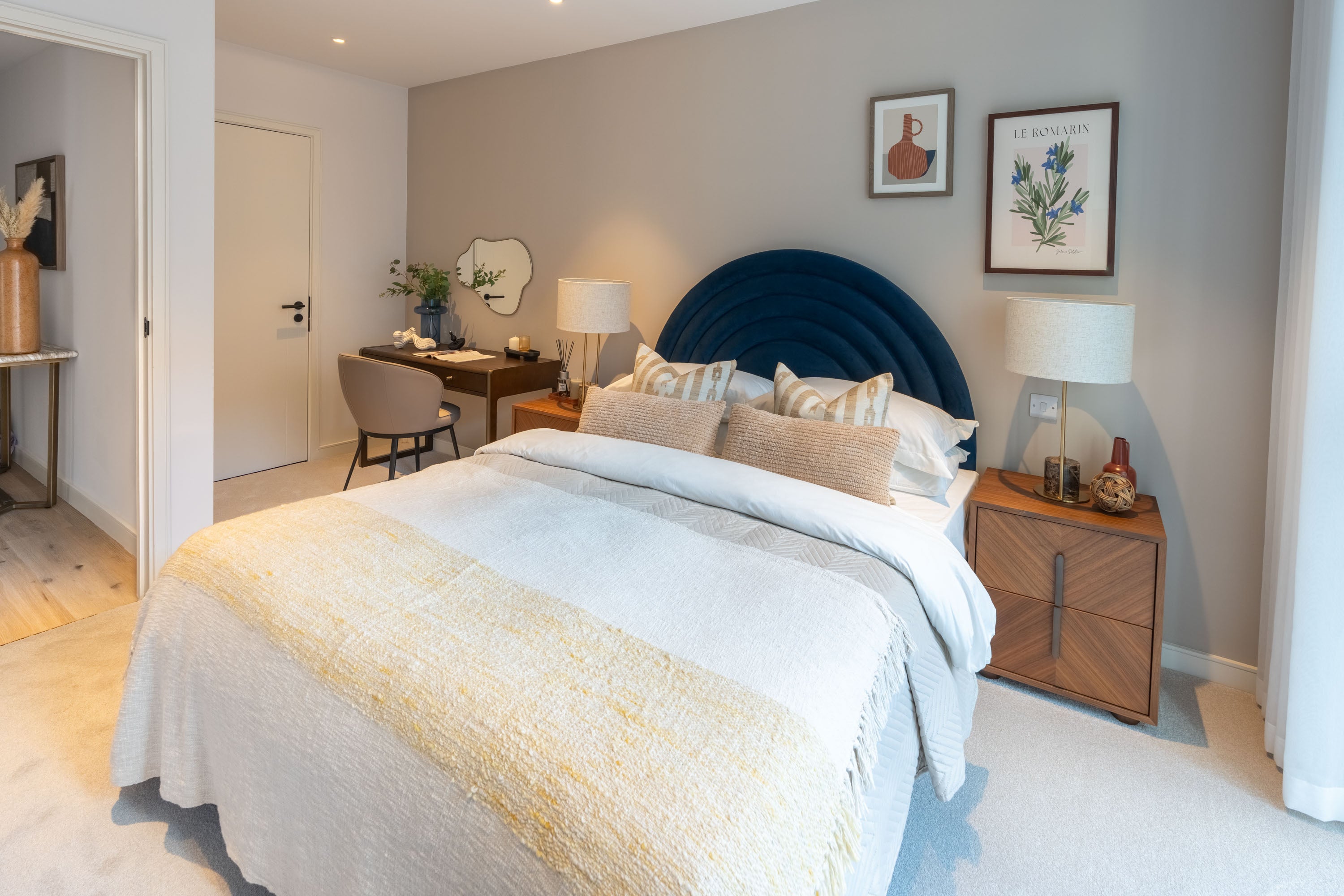 Flat Cedrus Avenue in Greater London