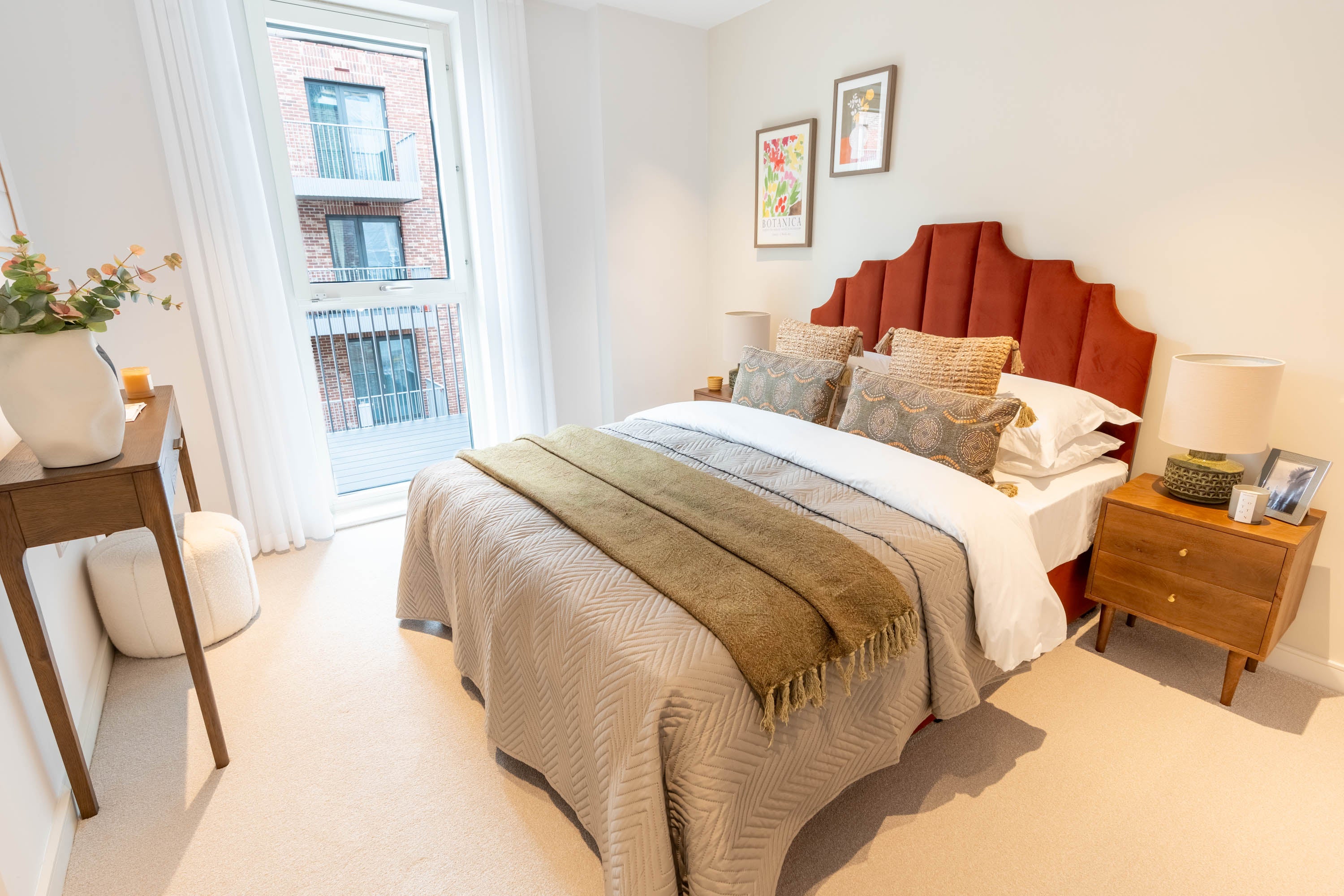 Flat Cedrus Avenue in Greater London