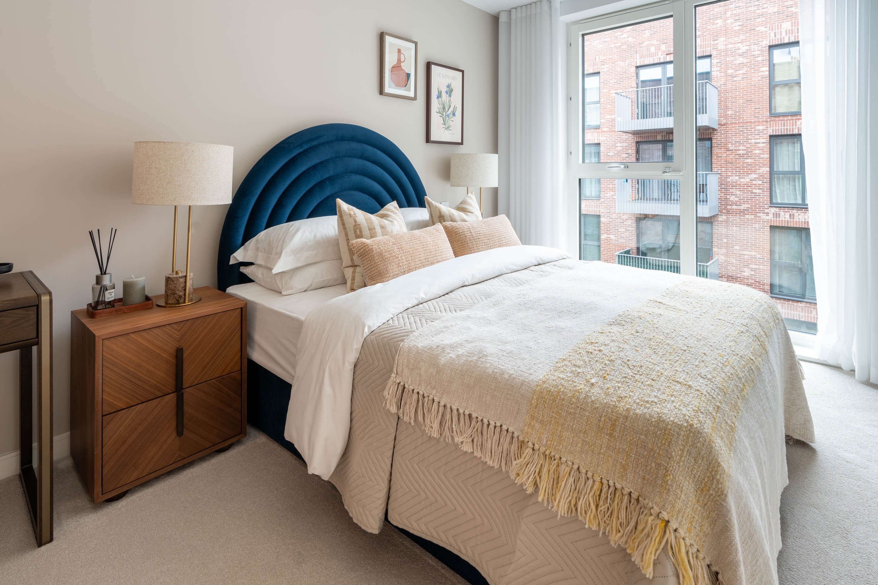 Flat Cedrus Avenue in Greater London