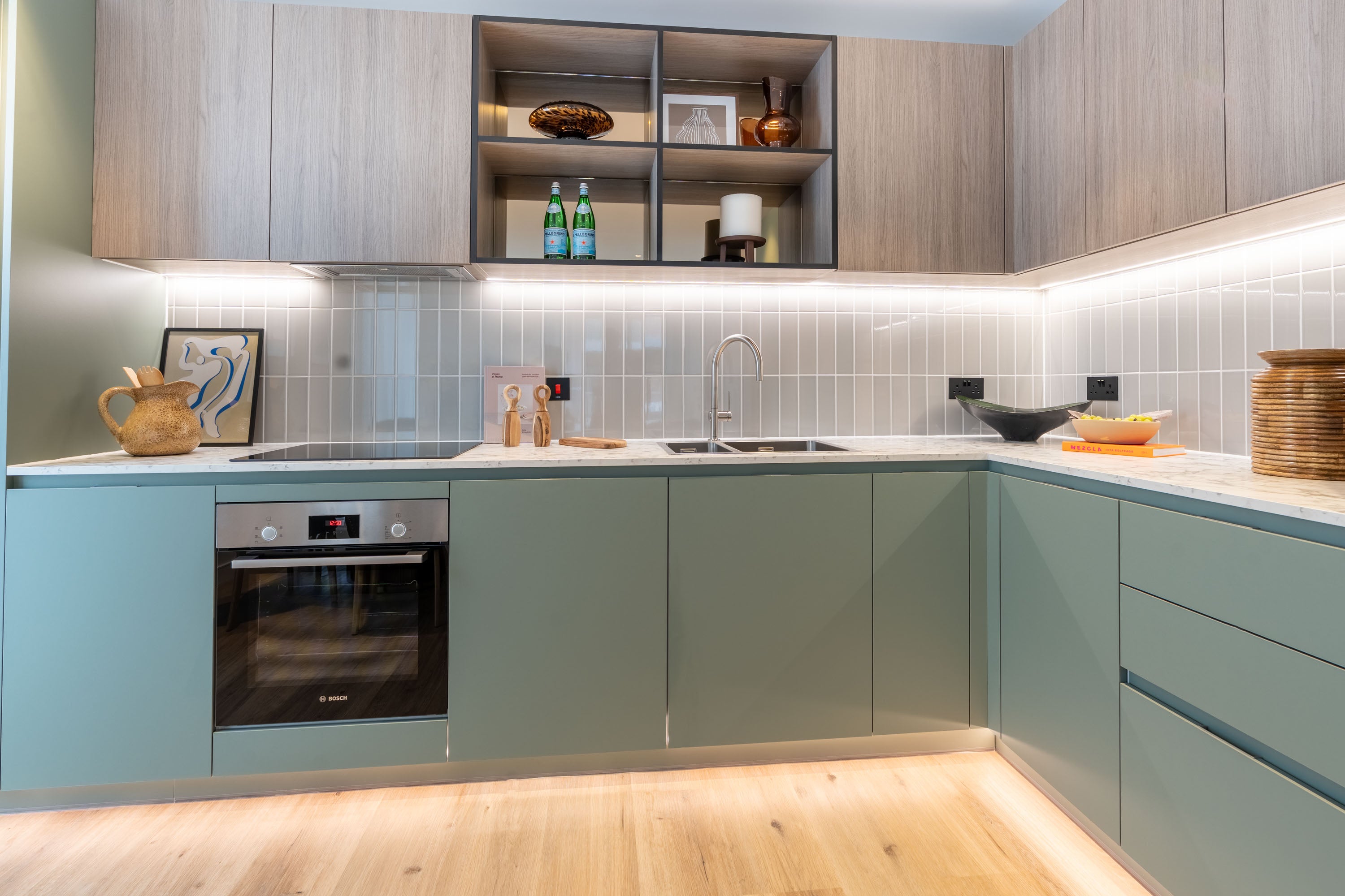 Flat Cedrus Avenue in Greater London