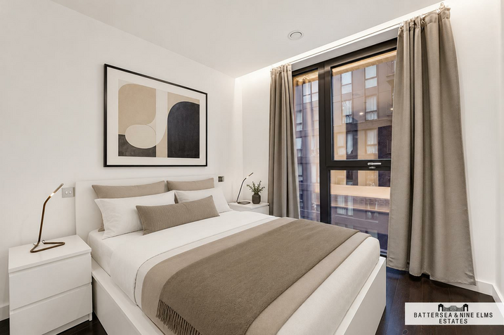 Flat Ponton Road in Greater London