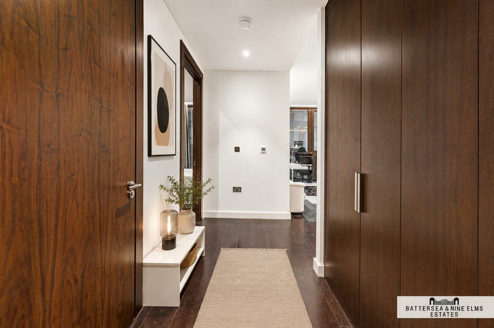 Flat Ponton Road in Greater London