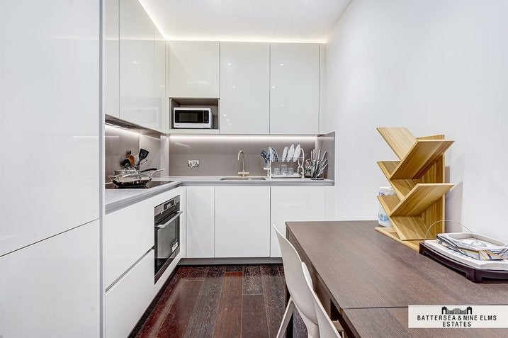 Flat Ponton Road in Greater London