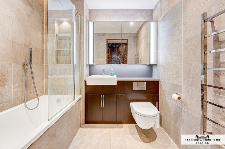Flat Ponton Road in Greater London