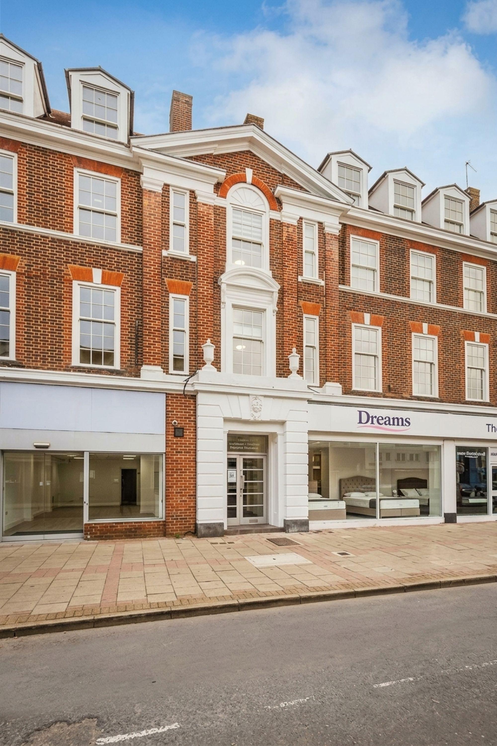 Flat Accommodation Road in Elmbridge
