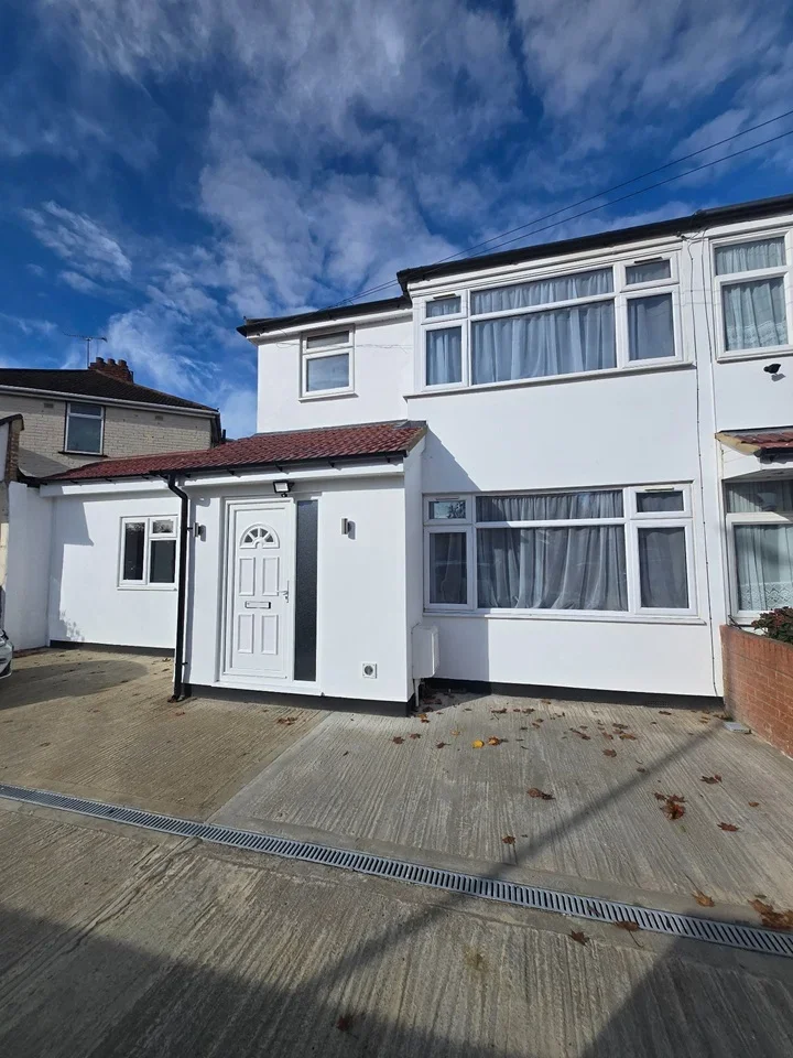 Flat Whittington Avenue in Greater London