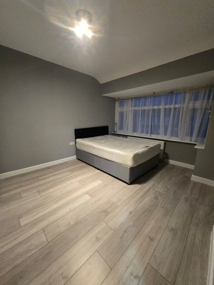 Flat Whittington Avenue in Greater London