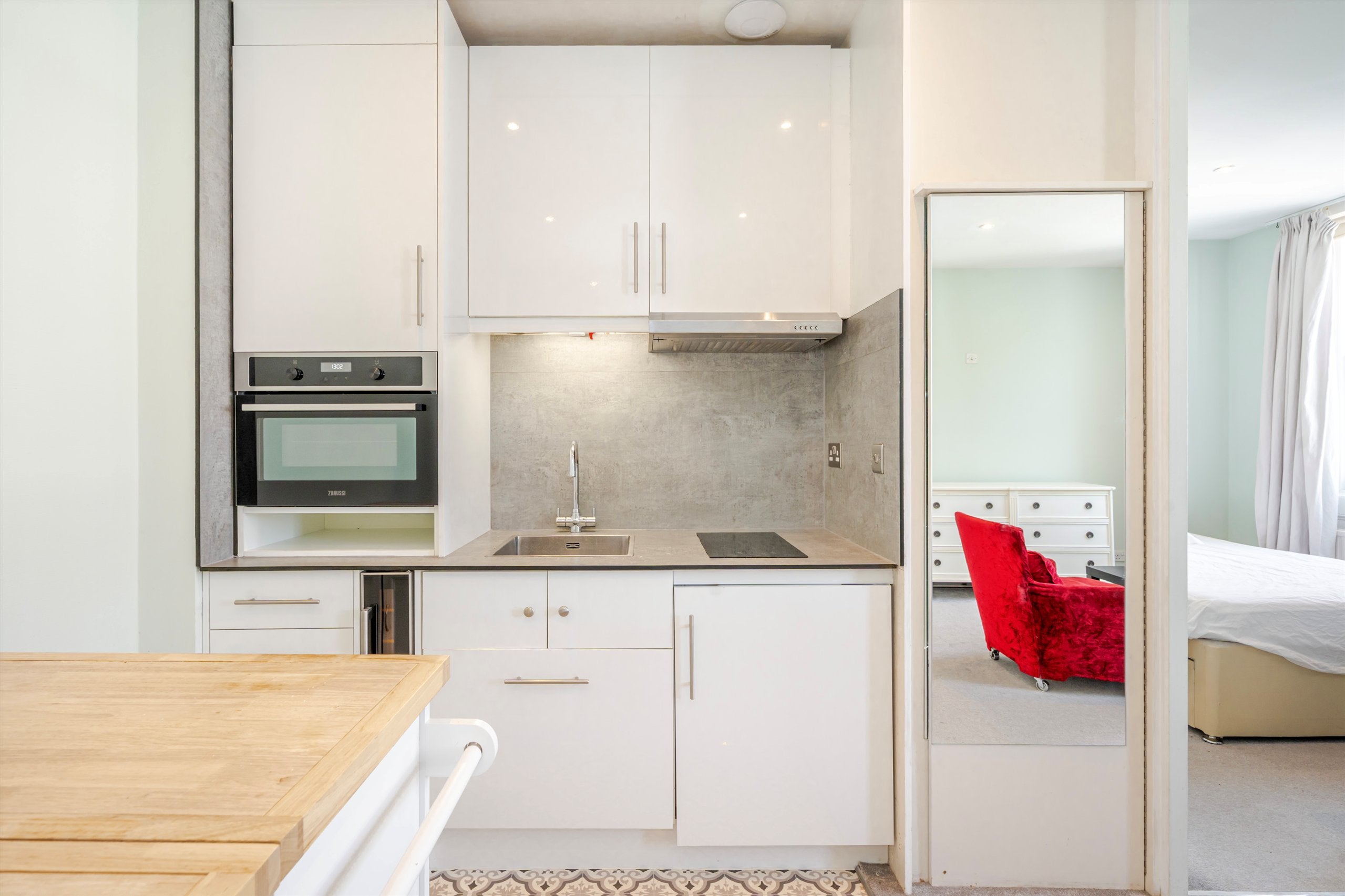 Flat Ensor Mews in Greater London