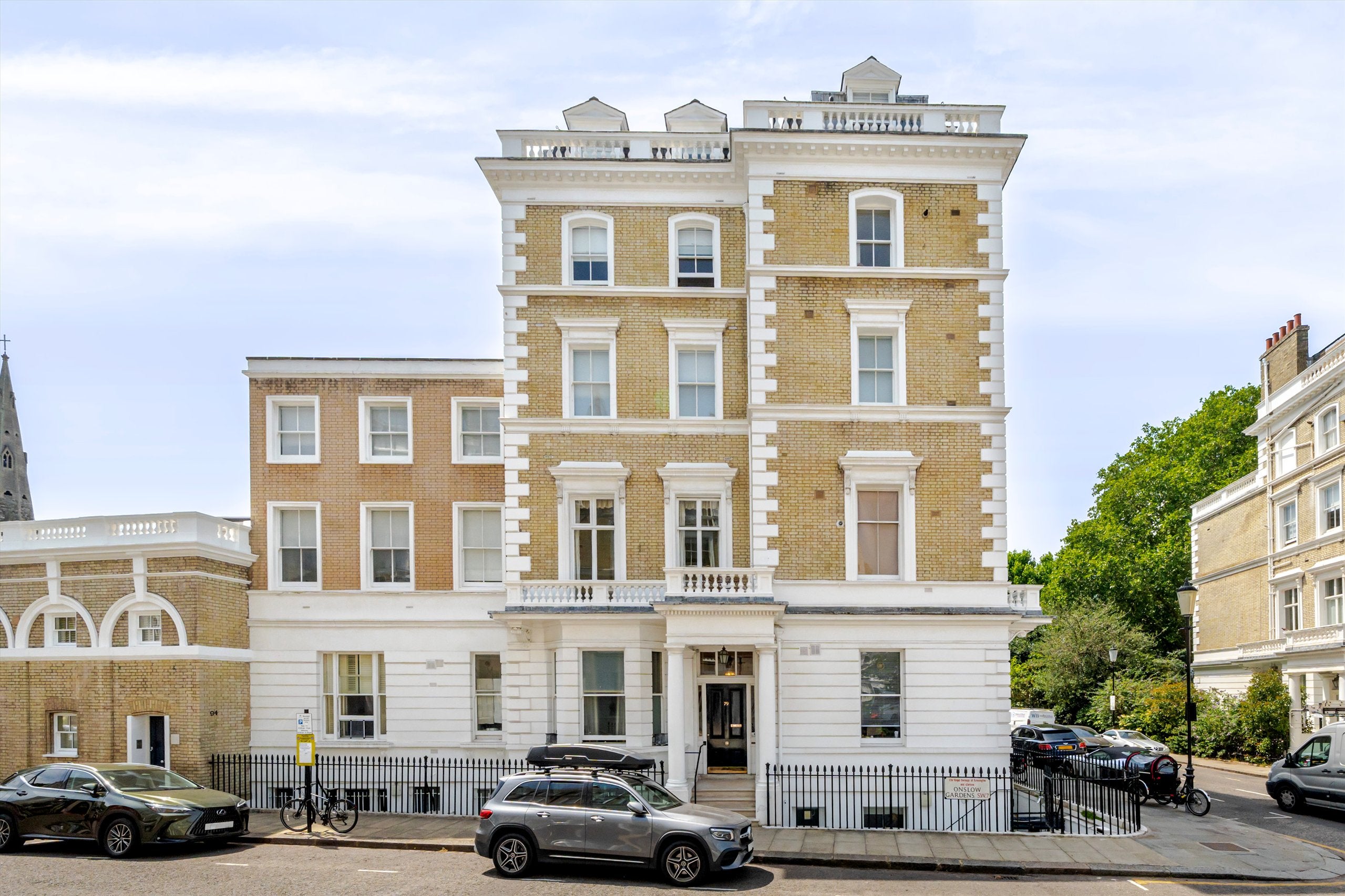 Flat Ensor Mews in Greater London