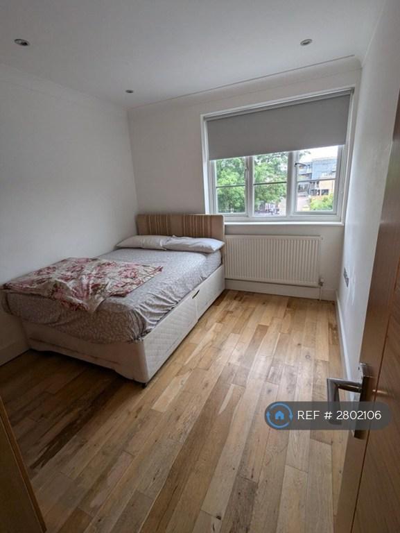 Room Powys Lane in Greater London