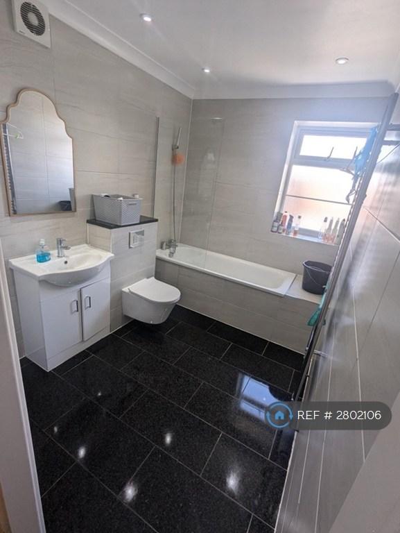 Room Powys Lane in Greater London