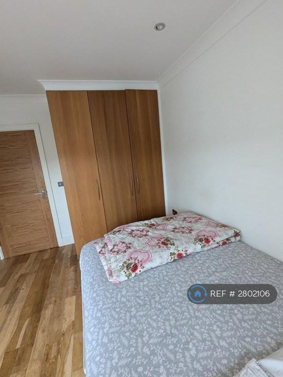Room Powys Lane in Greater London