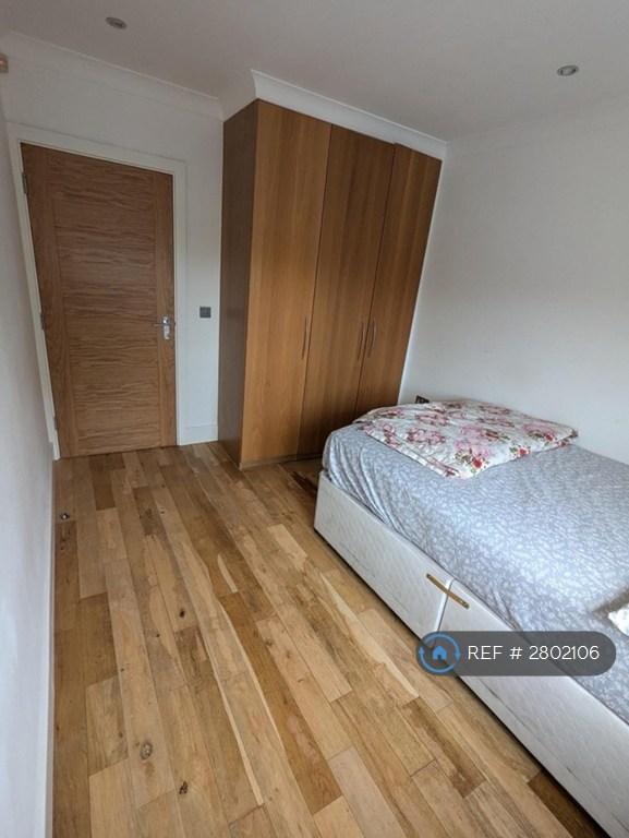 Room Powys Lane in Greater London