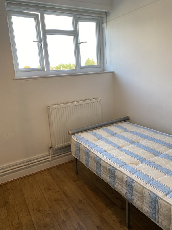 Room Sir Alexander Close in Greater London