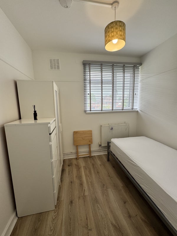Room Sir Alexander Close in Greater London