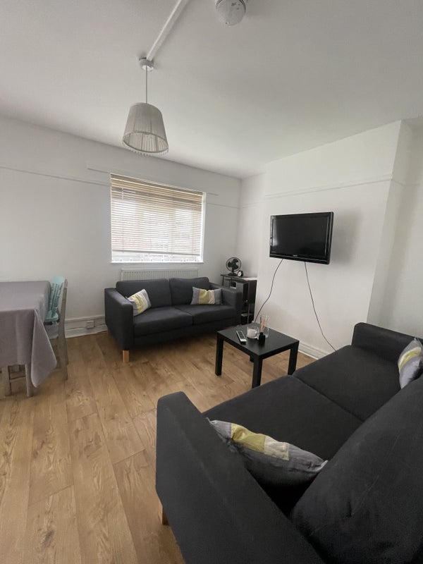 Room Sir Alexander Close in Greater London