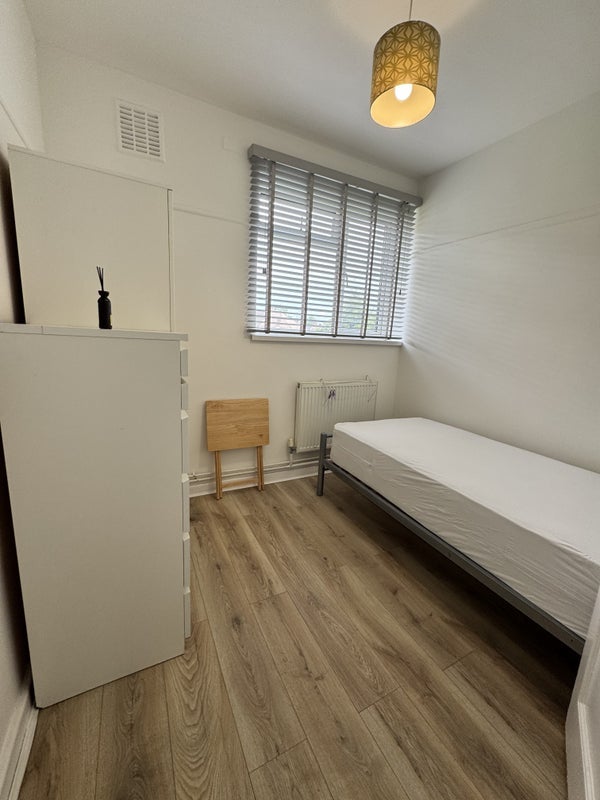 Room Sir Alexander Close in Greater London