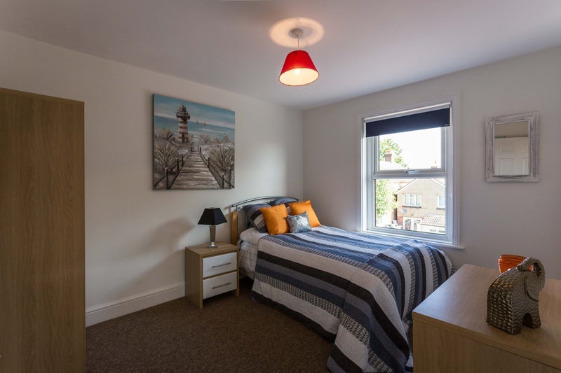 Room Cheltenham Road in Poole