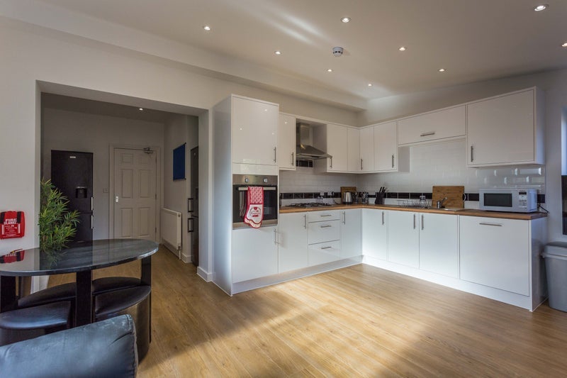 Room Cheltenham Road in Poole