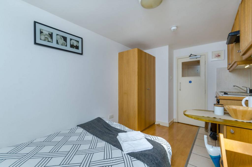 Flat Fairholme Road in Greater London