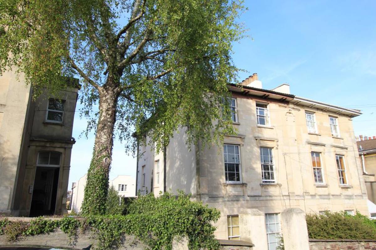 Flat Victoria Walk in Bristol