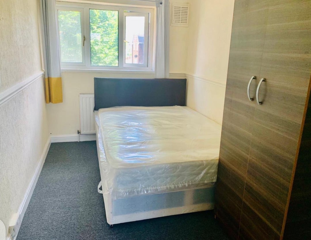 Room Charlton Crescent in Greater London