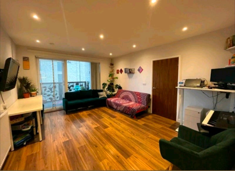 Flat Dunedin Road in Greater London