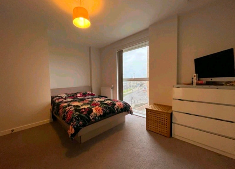 Flat Dunedin Road in Greater London