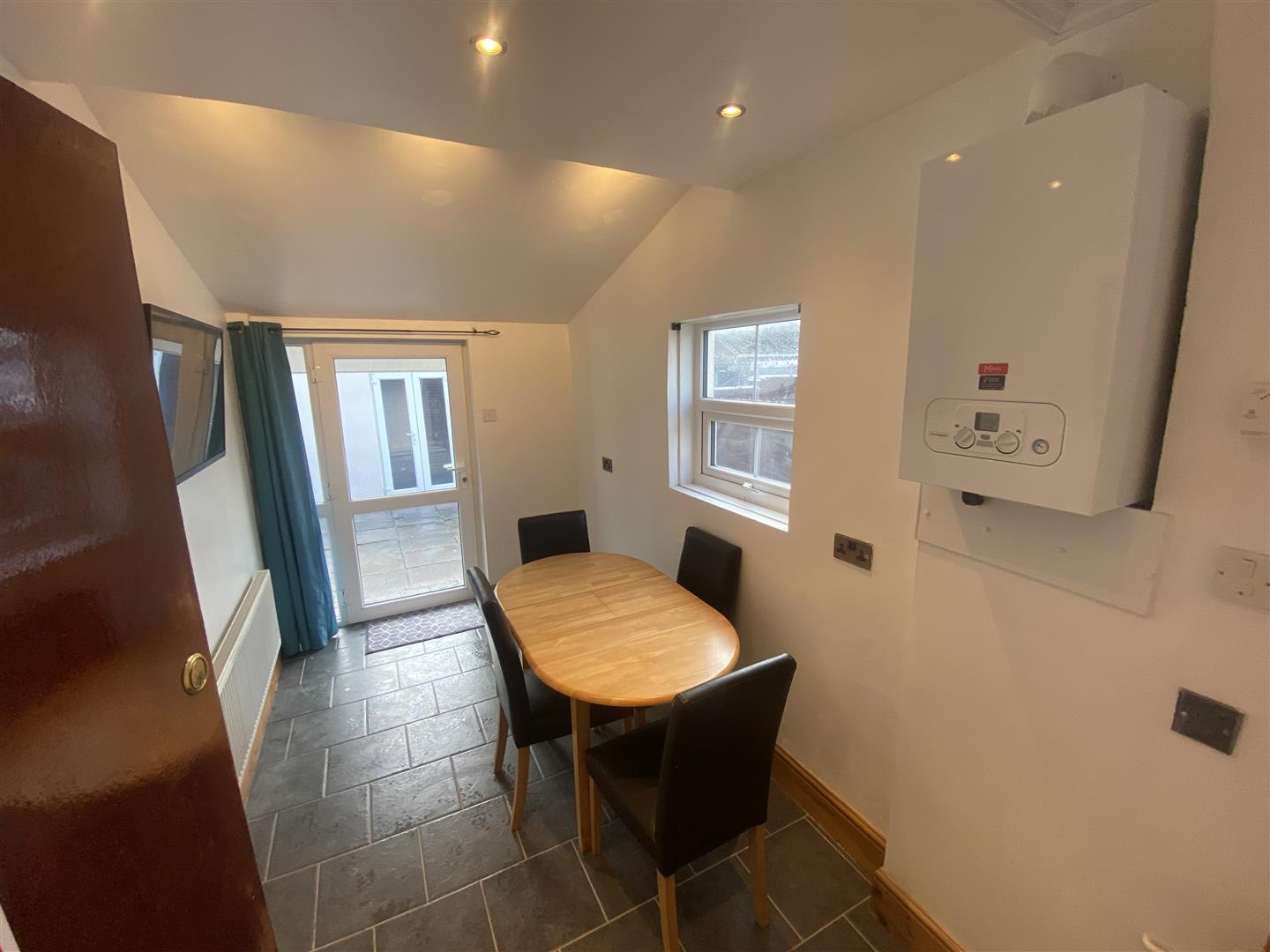 Room Caewallis Street in Bridgend
